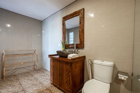 Deluxe Room, Pool View | Bathroom | Shower, rainfall showerhead, free toiletries, towels