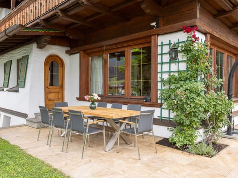 Villa Emma, Ferienhaus für bis zu 10 Personen, eigener Garten, absolute Privats Vacation rental in Tyrol
