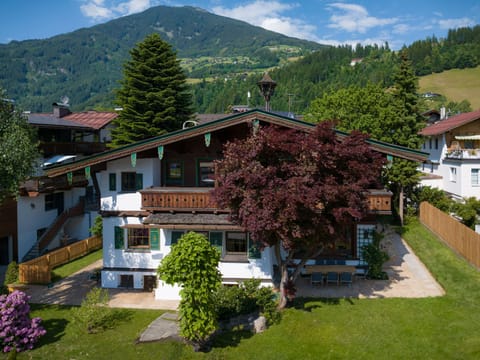 Villa Emma, Ferienhaus für bis zu 10 Personen, eigener Garten, absolute Privats Vacation rental in Tyrol