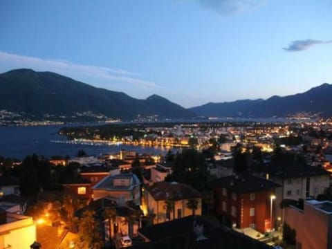 mit Panorama-Sicht und Schwimmbad Apartment in Locarno