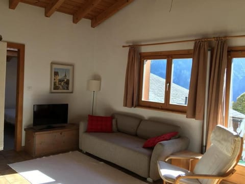 Aussichtsreiche Dachwohnung 'Ramoz' mitten im Do Apartment in Canton of Grisons