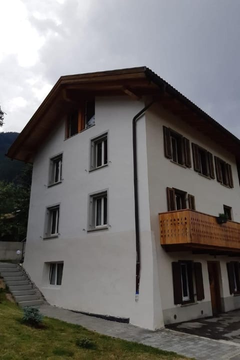 Wohnen im alten Bauernhaus,Wohnung EG Apartment in Canton of Grisons