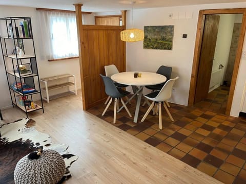 Gemütlich eingerichtete Ferienwohnung "Chasa" Apartment in Canton of Grisons