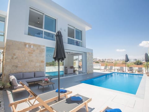 4-Schlafzimmer-Villa mit Pool im Zentrum von Protaras Vacation rental in Protaras