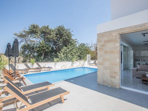 4-Schlafzimmer-Villa mit Pool im Zentrum von Protaras Vacation rental in Protaras