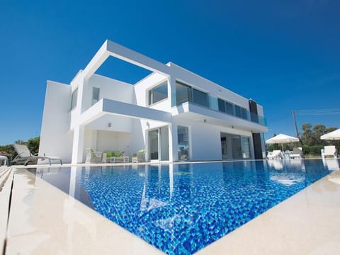Moderne 3-Schlafzimmer-Villa mit atemberaubendem Meerblick Vacation rental in Protaras