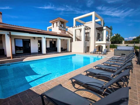 Villa mit Blick auf die Berge und Whirlpool Vacation rental in Peyia