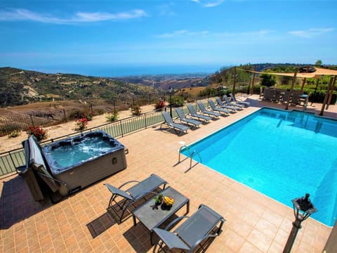 Villa mit Blick auf die Berge und Whirlpool Vacation rental in Peyia