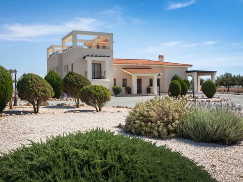 Villa mit Blick auf die Berge und Whirlpool Vacation rental in Peyia