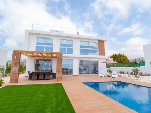 Luxuriöse Villa mit 4 Schlafzimmern, Pool und Whirlpool Vacation rental in Peyia