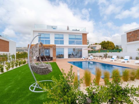 Luxuriöse Villa mit 4 Schlafzimmern, Pool und Whirlpool Vacation rental in Peyia