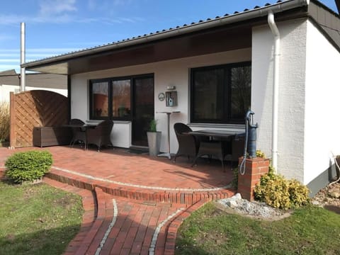 E13 Ferienhaus mit Garten, Terrasse und Deichbli Vacation rental in Butjadingen