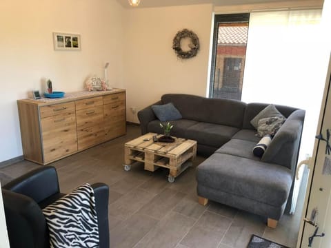 E21 Freistehendes Haus mit Garten und Deichblick Vacation rental in Butjadingen