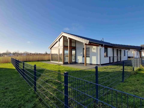 G28 Eingezäuntes Ferienhaus mit Infrarotkabine Vacation rental in Butjadingen