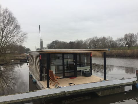 Hausboot für vier Personen mit Kamin und Terrasse Apartment in Wilhelmshaven