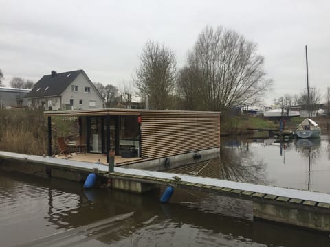 Hausboot für vier Personen mit Kamin und Terrasse Apartment in Wilhelmshaven
