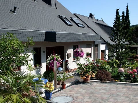 Gerä¤umige Ferienwohnung in Lay am Moselhang Apartment in Koblenz