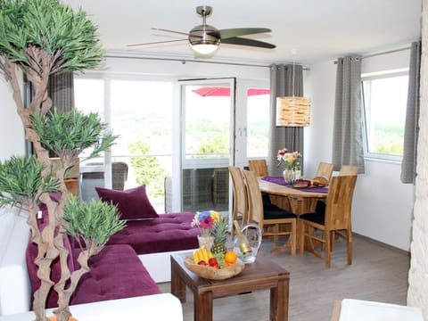 Appartement in Schalkenmehren mit Schönem Balkon Apartment in Vulkaneifel