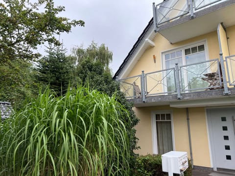 traumhaft ruhige Ferienwohnung mit großem süd-west Garten in Strandnähe Apartment in Nienhagen