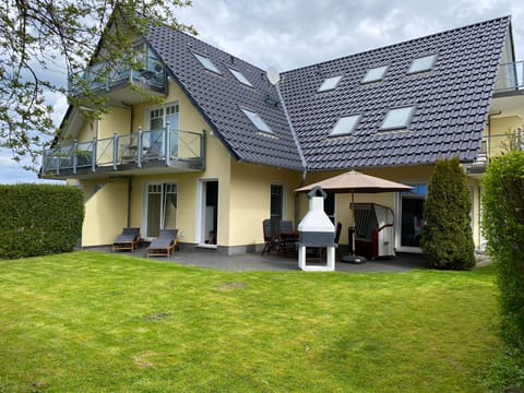 traumhaft ruhige Ferienwohnung mit großem süd-west Garten in Strandnähe Apartment in Nienhagen