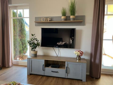 traumhaft ruhige Ferienwohnung mit großem süd-west Garten in Strandnähe Apartment in Nienhagen