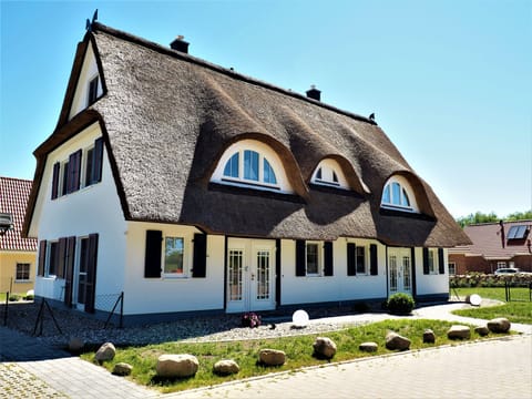 Traumhafte Reetdach-Doppelhaushälfte mit Garten Vacation rental in Rerik