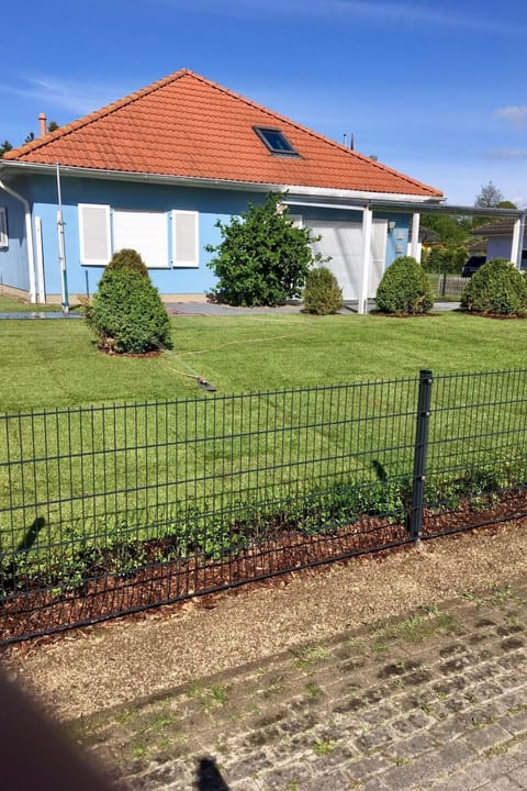 in Wischuer mit Terrasse, Grill und Garten Vacation rental in Mecklenburg-Vorpommern, Germany