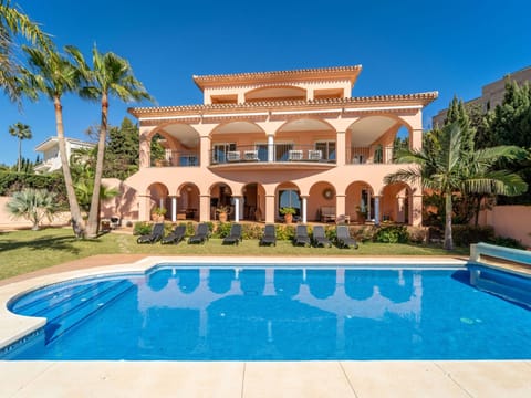 Luxuriöse Villa mit beheiztem Pool und Whirlpool Vacation rental in Benalmadena