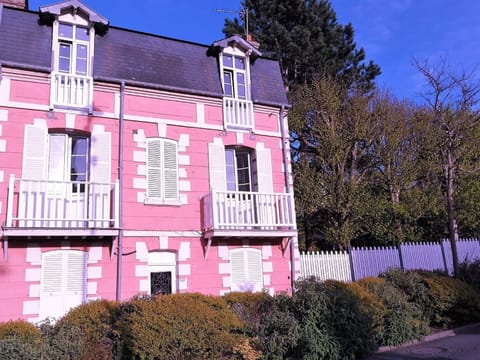 Schöne Unterkunft mit Terrasse in der Nähe des Meeres Apartment in Normandy