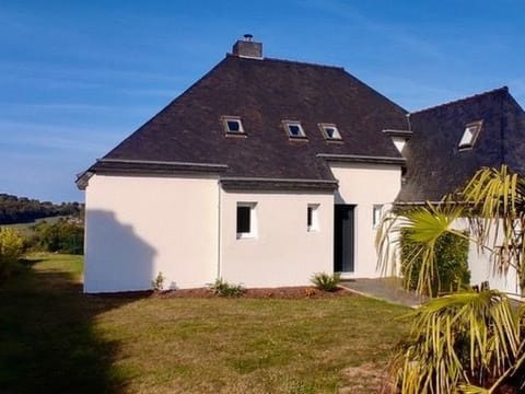 neues Haus mit blendendem Meerblick Vacation rental in Penvénan