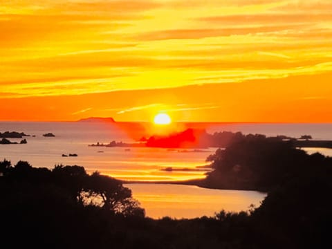 neues Haus mit blendendem Meerblick Vacation rental in Penvénan