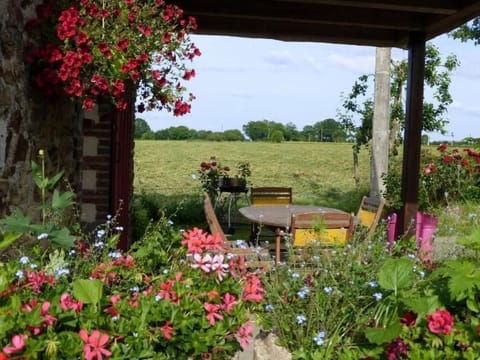 Gemütliches Steinhaus mit toller Sonnenterrasse inmitten von Feldern und Wiesen Vacation rental in Brittany