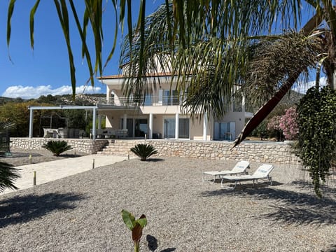 Anwesen "Villa Livadia" mit Infinity-Pool Vacation rental in Argolis, Greece