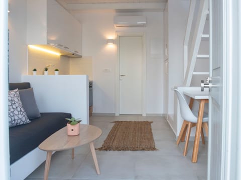 Über White Orchid Suites Apartment in Mesaria