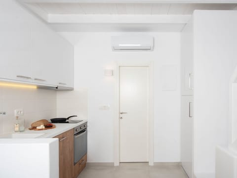 Über White Orchid Suites Apartment in Mesaria