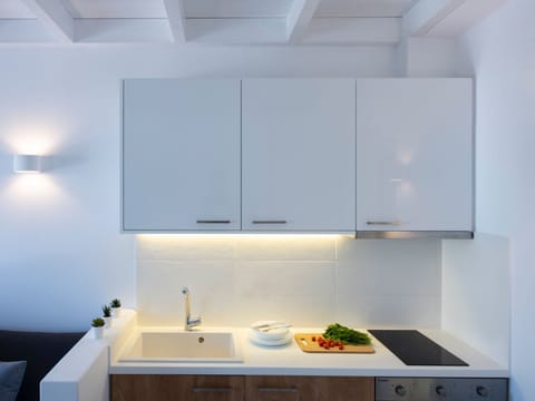 Über White Orchid Suites Apartment in Mesaria