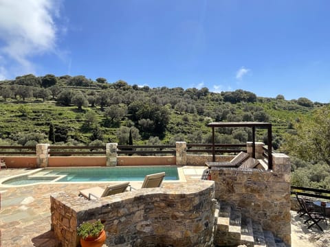 Geräumige Villa mit Pool nur 12km vom Strand entfernt Vacation rental in Crete