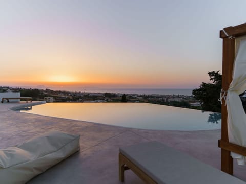 Villa mit Meerblick und privatem Pool, BBQ 1,5km vom Strand entfernt Vacation rental in Rethymno