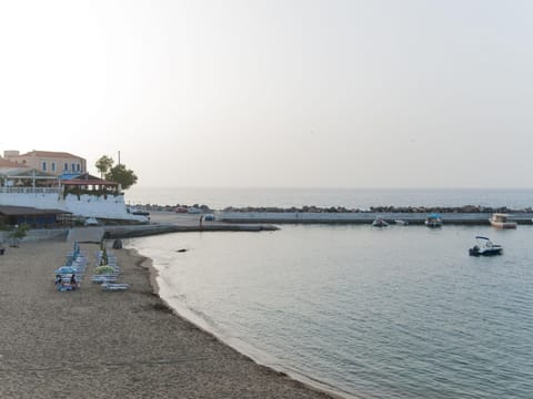 mit Doppelbett und einer Dachterrasse Apartment in Panormos in Rethymno