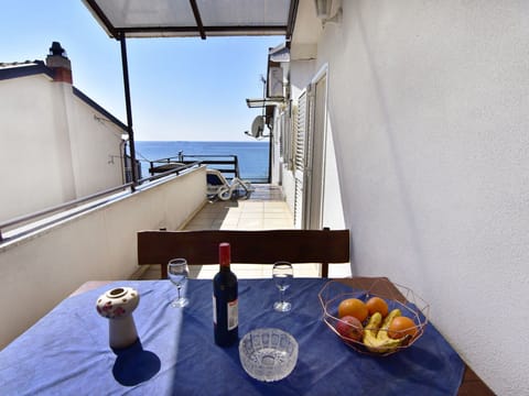 Apartment mit zwei Schlafzimmern und Meerblick in Zambratija Apartment in Istria County
