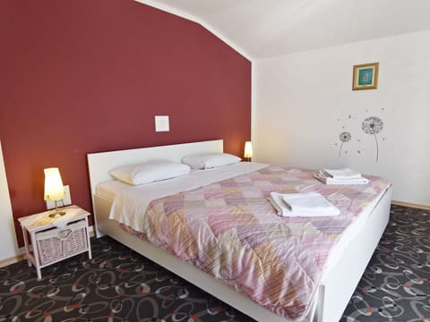 Apartment mit zwei Schlafzimmern und Meerblick in Zambratija Apartment in Istria County