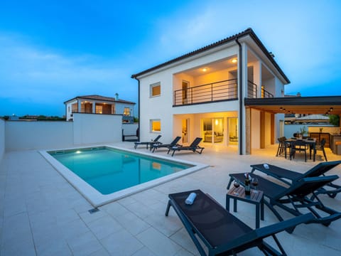 4 Schlafzimmer, 3 Badezimmer, Küche, Wohnzimmer, privater Pool, Grill Vacation rental in Vodnjan