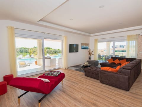 Elegante und komfortable Villa mit Salzwasserpool, Whirlpool und Sauna, umgeben Vacation rental in Vodnjan