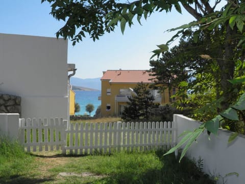 Charmante Ferienwohnung in Baška mit Eigener Terrasse Apartment in Lika-Senj County