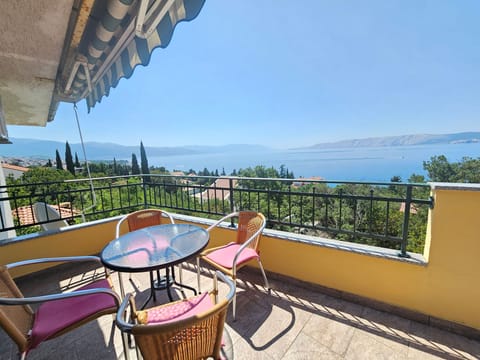 Wohnung mit Meerblick, 150 m vom Strand entfernt Apartment in Novi Vinodolski