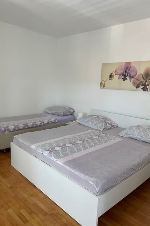 für sechs Personen Apartment in Lopar