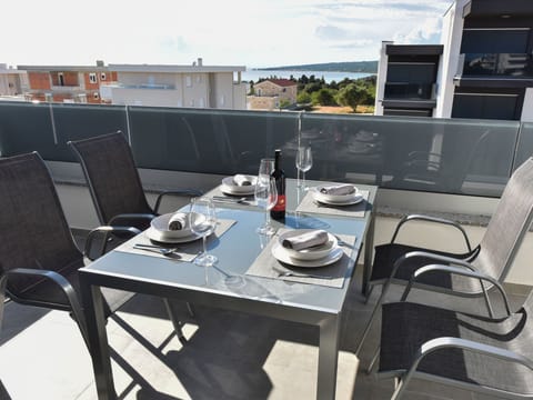 Deluxe Drei-Zimmer-Wohnung mit Terrasse - Mare Apartment in Novalja