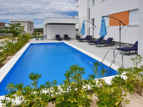 Deluxe Drei-Zimmer-Wohnung mit Terrasse - Mare Apartment in Novalja