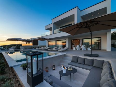 Luxuriöse Villa 360 - privater beheizter Pool Vacation rental in Lun