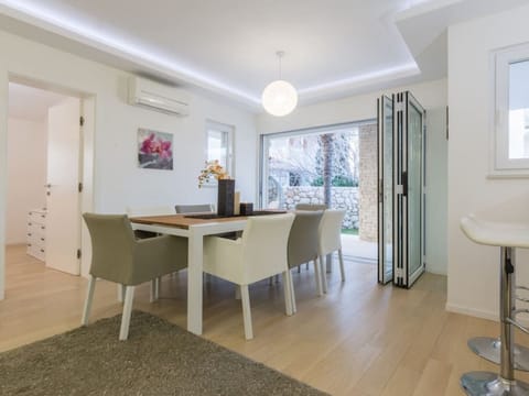 Luxuriöse Villa White Rose mit Pool in der Nähe von Zrče Beach Vacation rental in Novalja